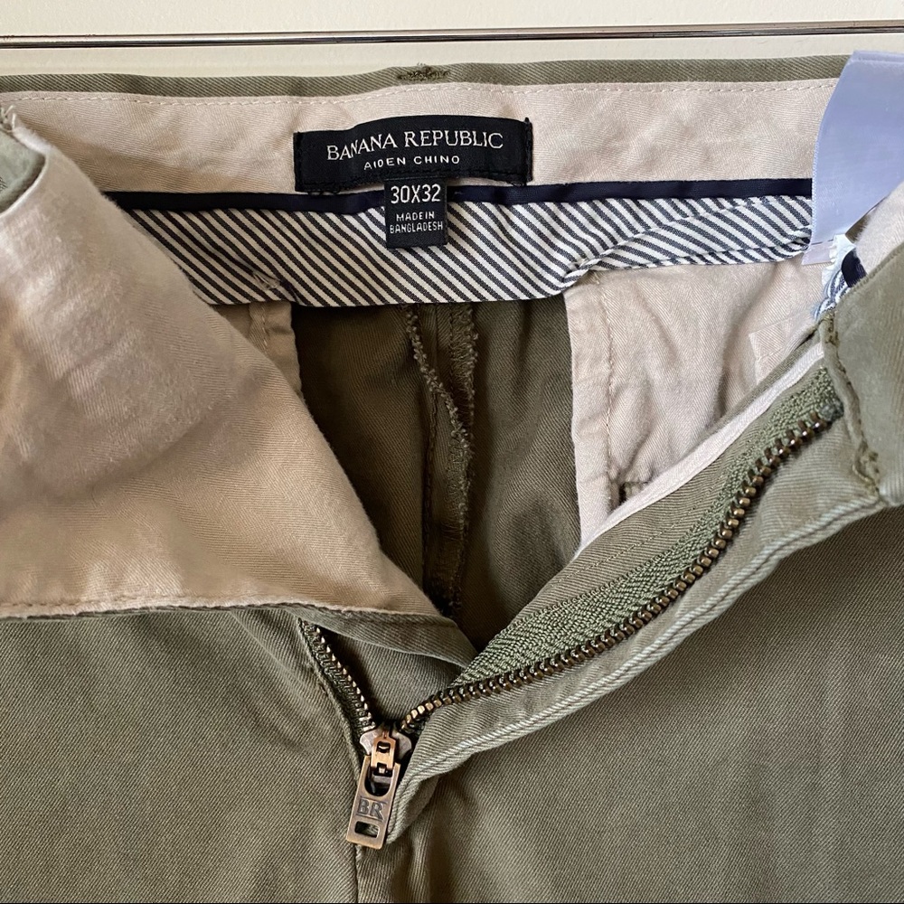 LIKE NEW Banana Republic 30x32 Aiden Chinos in Olive